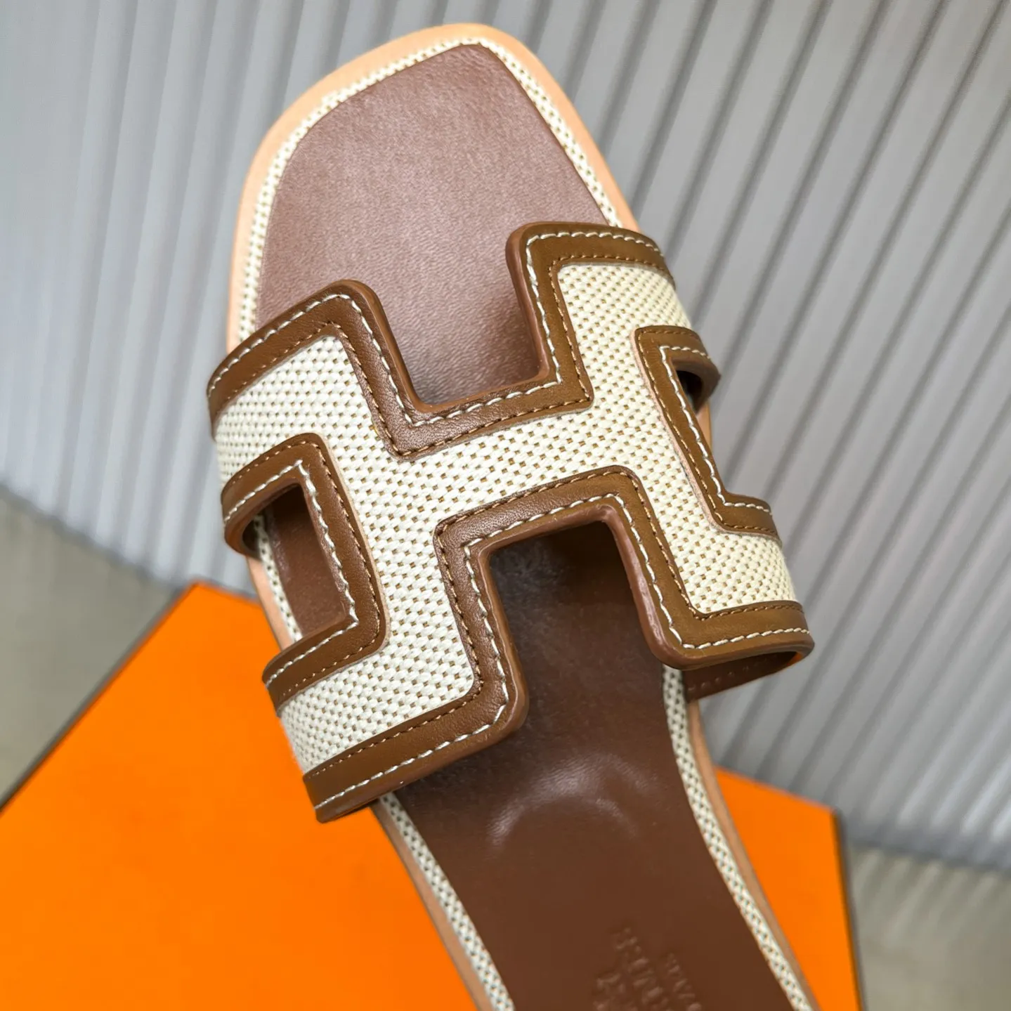 👟👟Ex-factory price 480👟👟 New style in early spring, splicing technology, new revision (Hermès), upgraded packaging, upgraded version and workmanship materials. Hermes®🔴The highest version of handmade shoes on the market ✨✨ Top product Hermès slippers🐎 —————————— The new model in early spring is the same as the original version, handmade by masters! ❥High-end customization, exclusive products, the highest version in the industry⚠❥Using: Hermers upper: Italian imported cowhide + original custom-grade Australian sheepskin feet + genuine leather outsole (pursuing top walking comfort) ✨~~〰〰〰〰❥ Packaging: ✔🚦Pay attention to the packaging➰Top-level exclusive box 〰The original top quality is on sale━━━━Hermes━━━━━ size: 35-40 (34.41.42 custom-made, non-refundable)